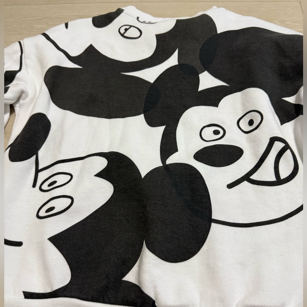 ✨Disney Artist Series Unique Black White Mickey Sweater - Picture 12 of 12
